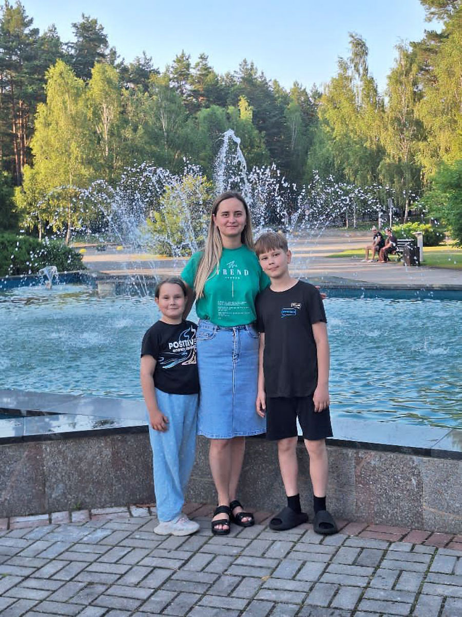 Оксана Вячеславовна Стасевич с дочерью Соней и сыном Ваней